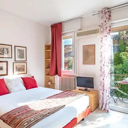 Daire Prato Della Valle Red & Blu